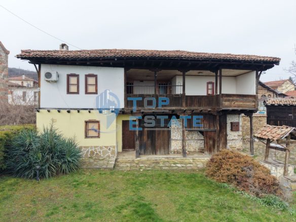 Двуетажна къща във възрожденски стил с кладенец в село Драгижево - 0