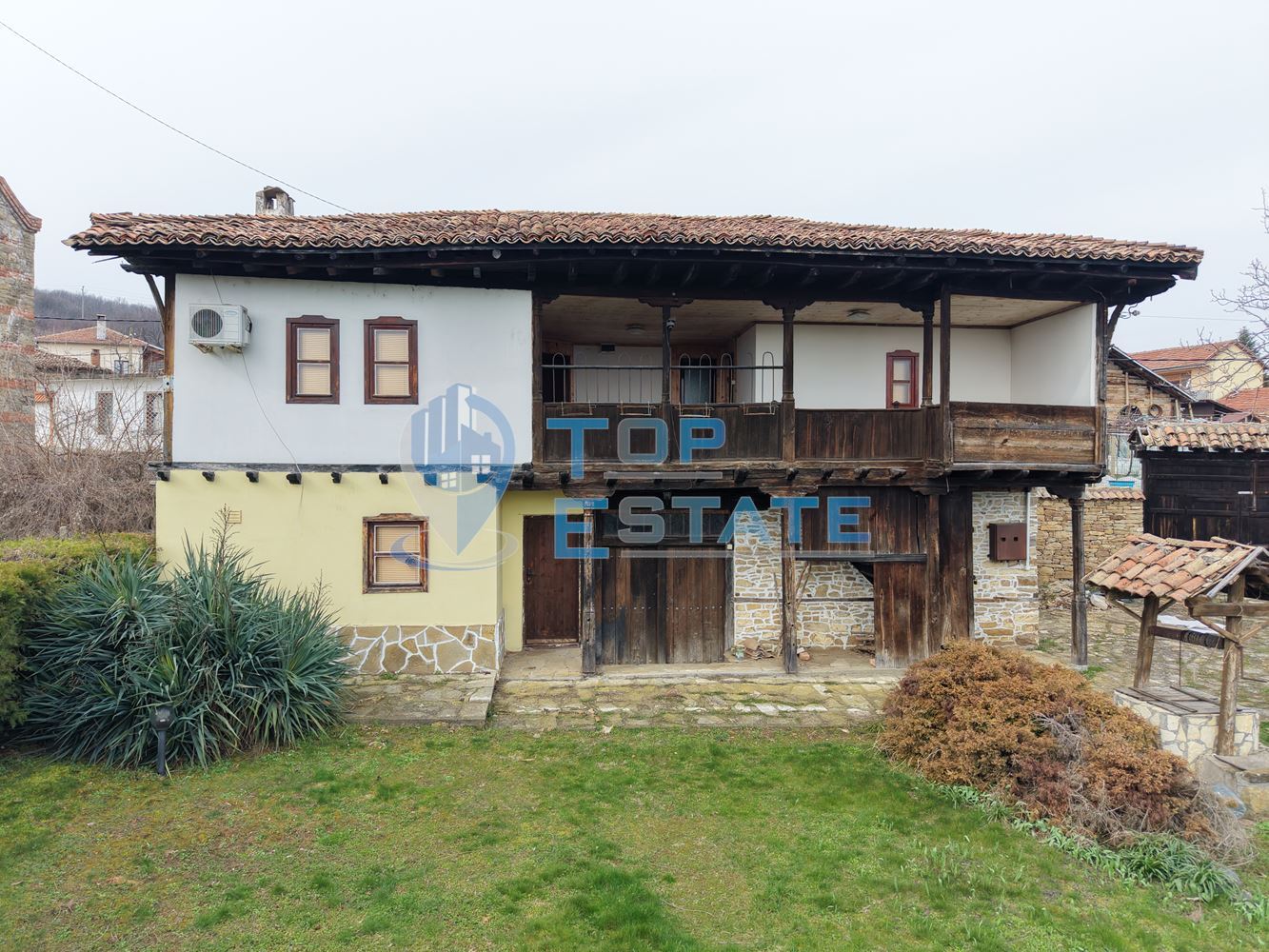 Двуетажна къща във възрожденски стил с кладенец в село Драгижево - 0