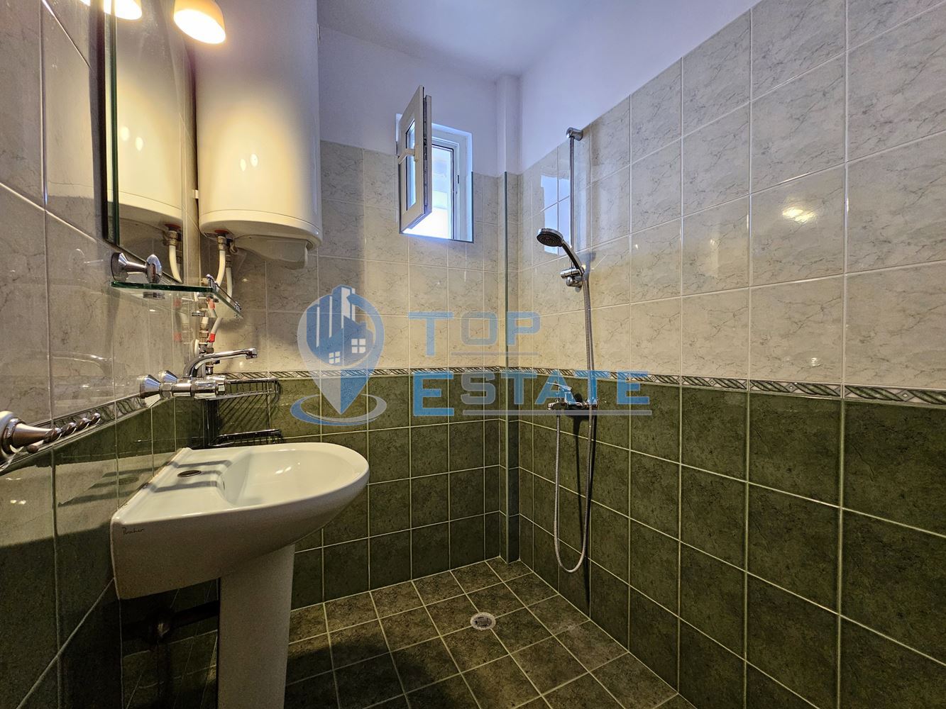 Многостаен, обзаведен апартамент в широкия център в град Велико Търново - 0