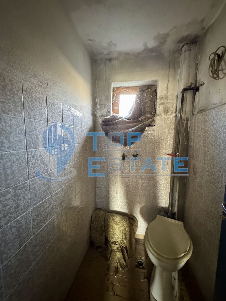 Масивна тухлена къща с кладенец и голям двор в село Ново Градище, област Велико Търново - 0