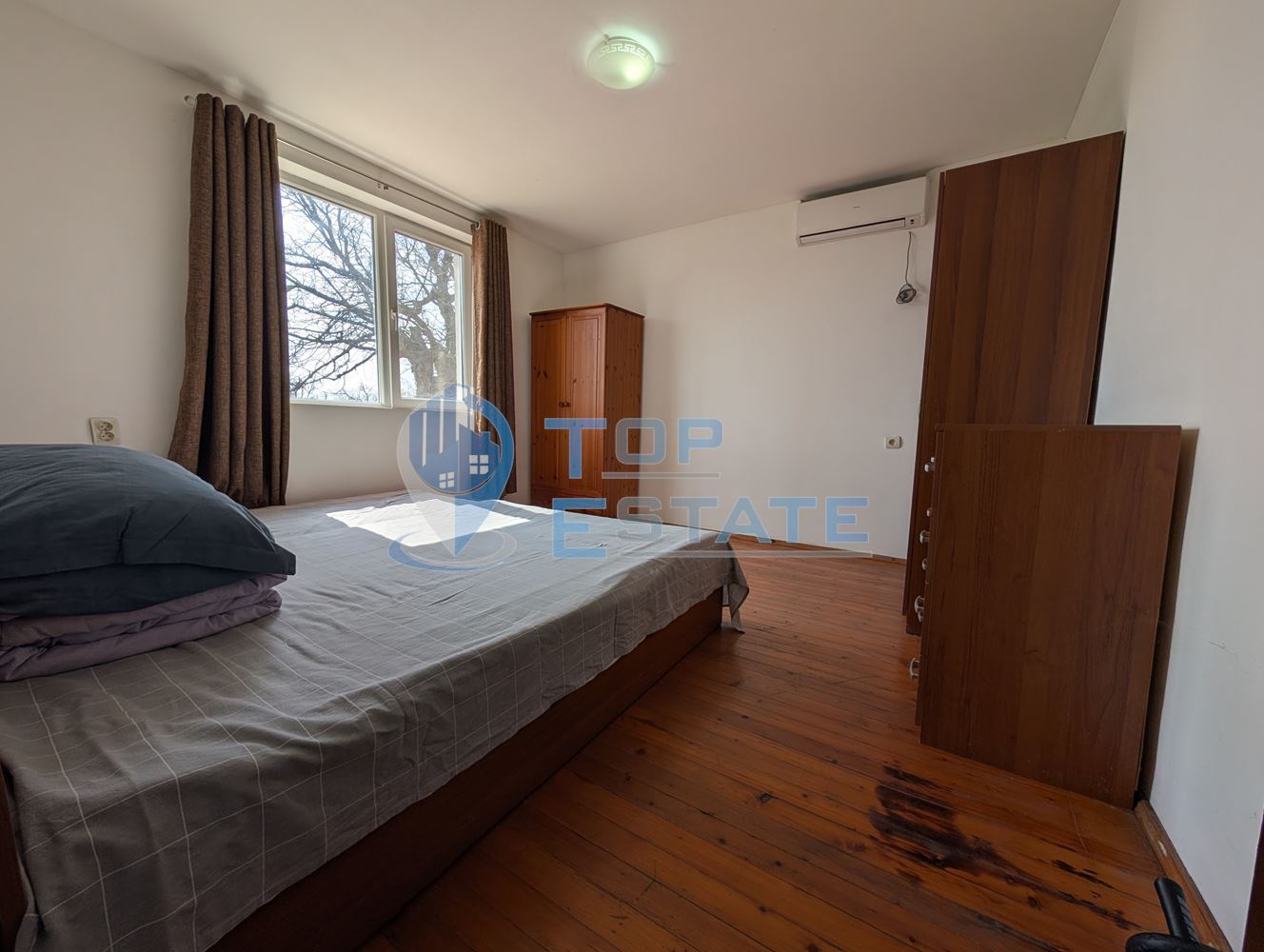 Просторна тухлена къща с кладенец и голям двор в село Раданово - 0