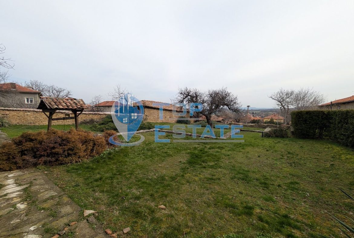 Двуетажна къща във възрожденски стил с кладенец в село Драгижево - 0