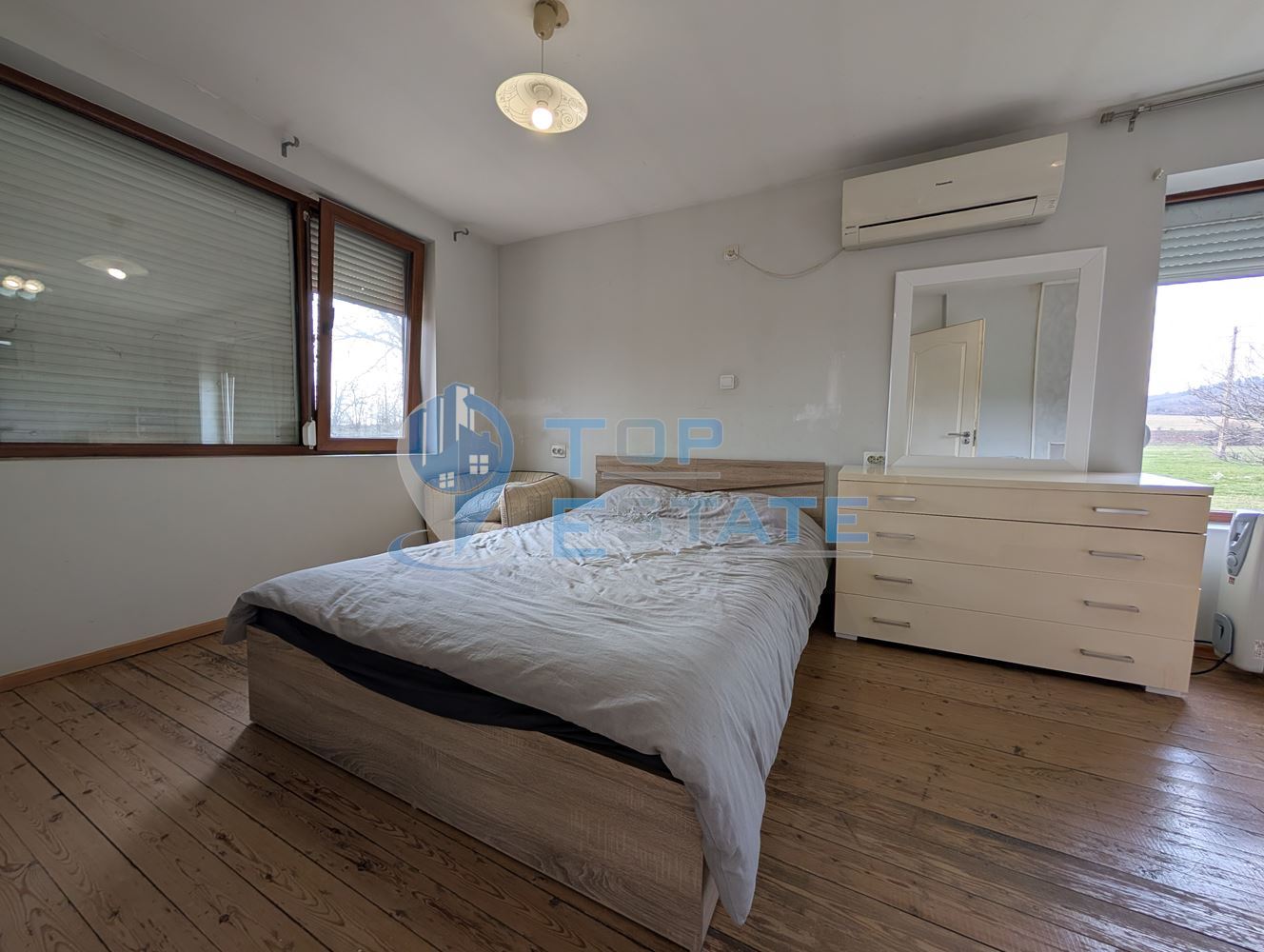 Тухлена къща с гараж и голям двор в село Раданово - 0