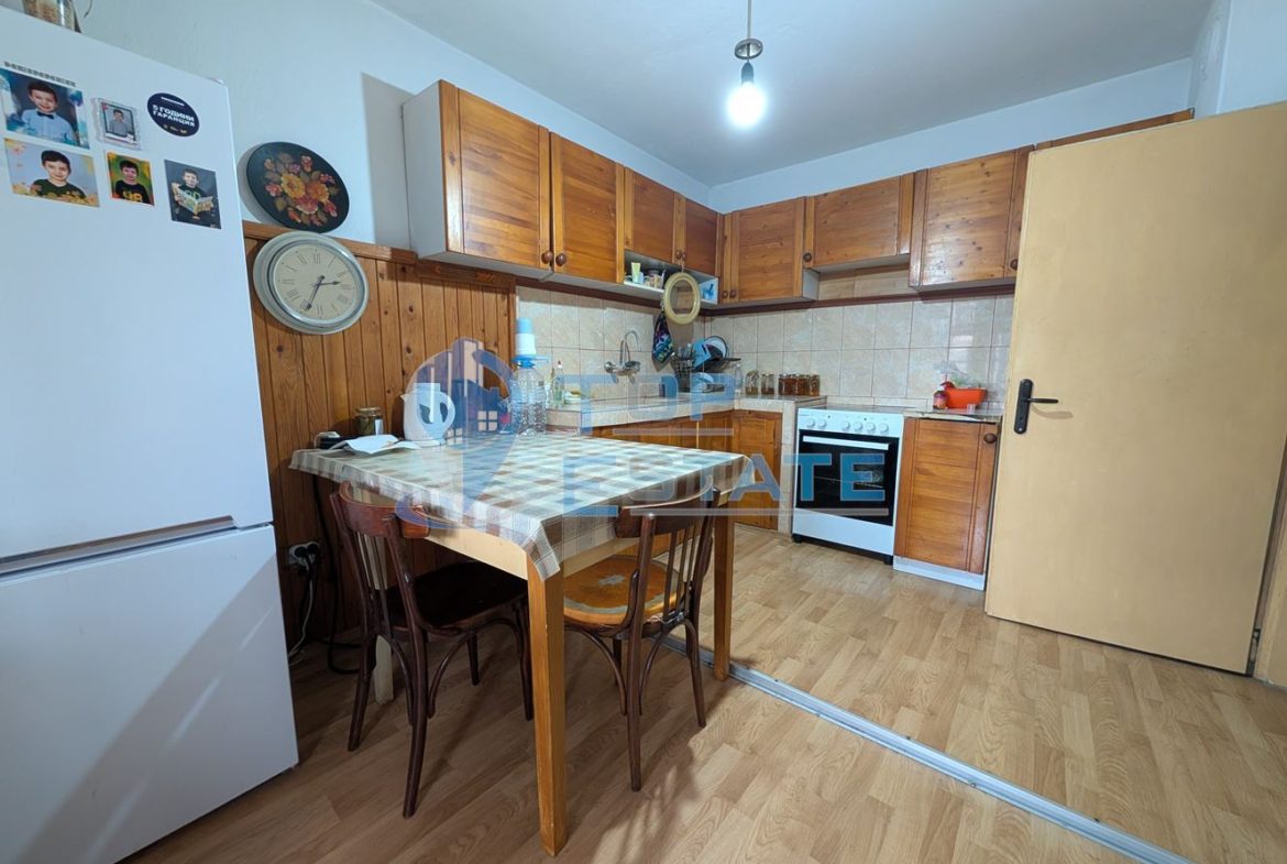 Двуетажна масивна къща в град Стражица - 0