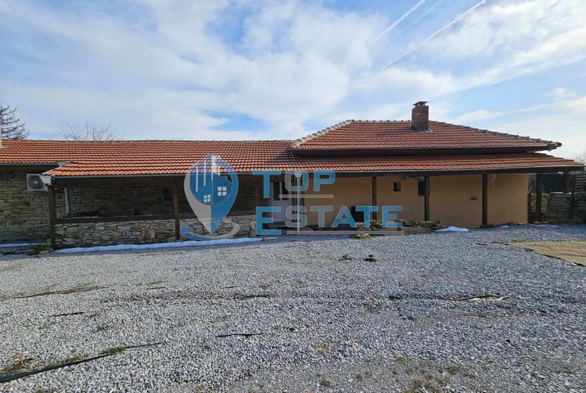 Двуетажна къща след ремонт с голям двор в село Горна Липница, област Велико Търново - 0