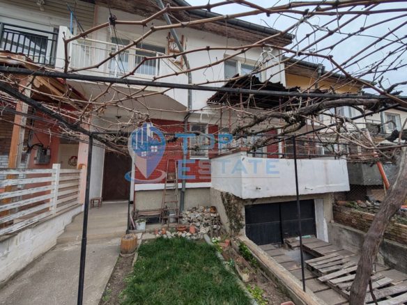 Двуетажна масивна къща в град Стражица - 0