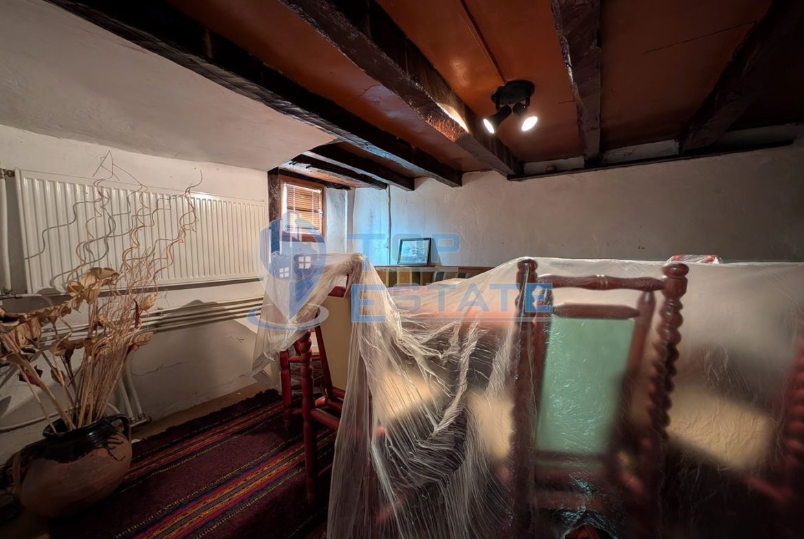 Двуетажна къща във възрожденски стил с кладенец в село Драгижево - 0