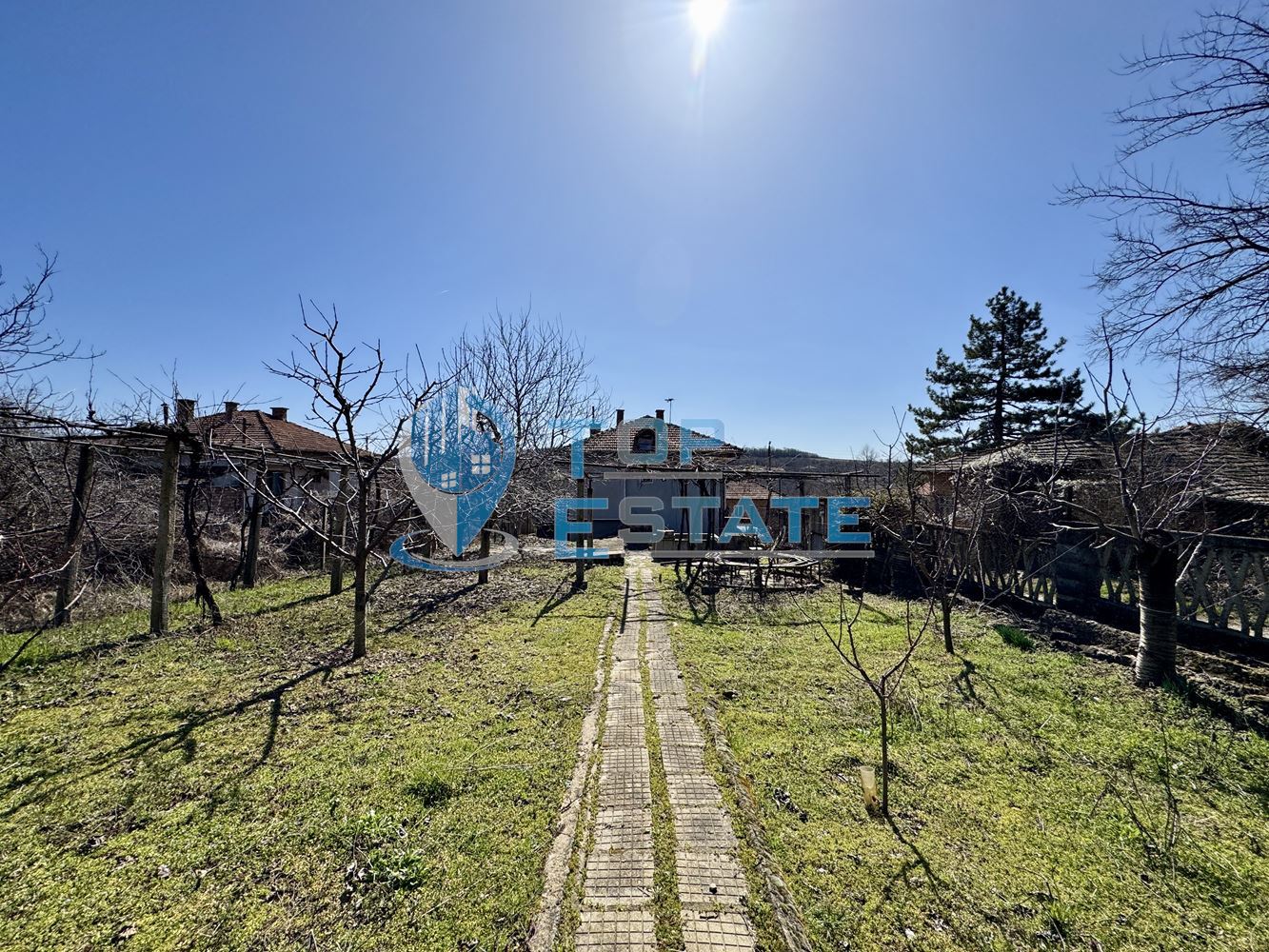 Масивна тухлена къща с кладенец и голям двор в село Ново Градище, област Велико Търново - 0