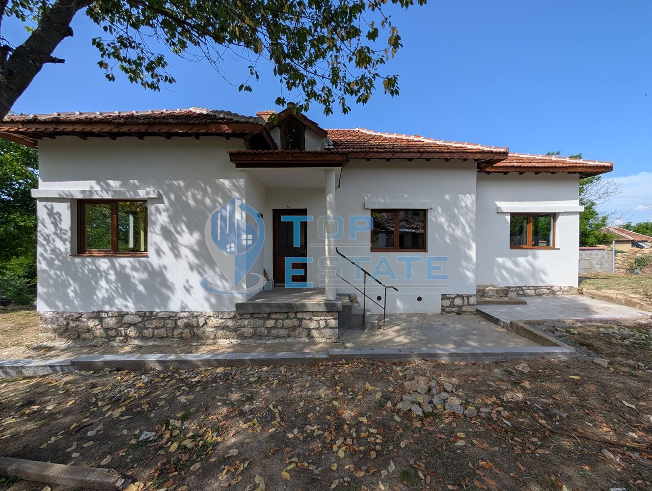 Едноетажна реновирана тухлена къща с голям двор в село Русаля-0 Едноетажна реновирана тухлена къща с голям двор в село Русаля - 0