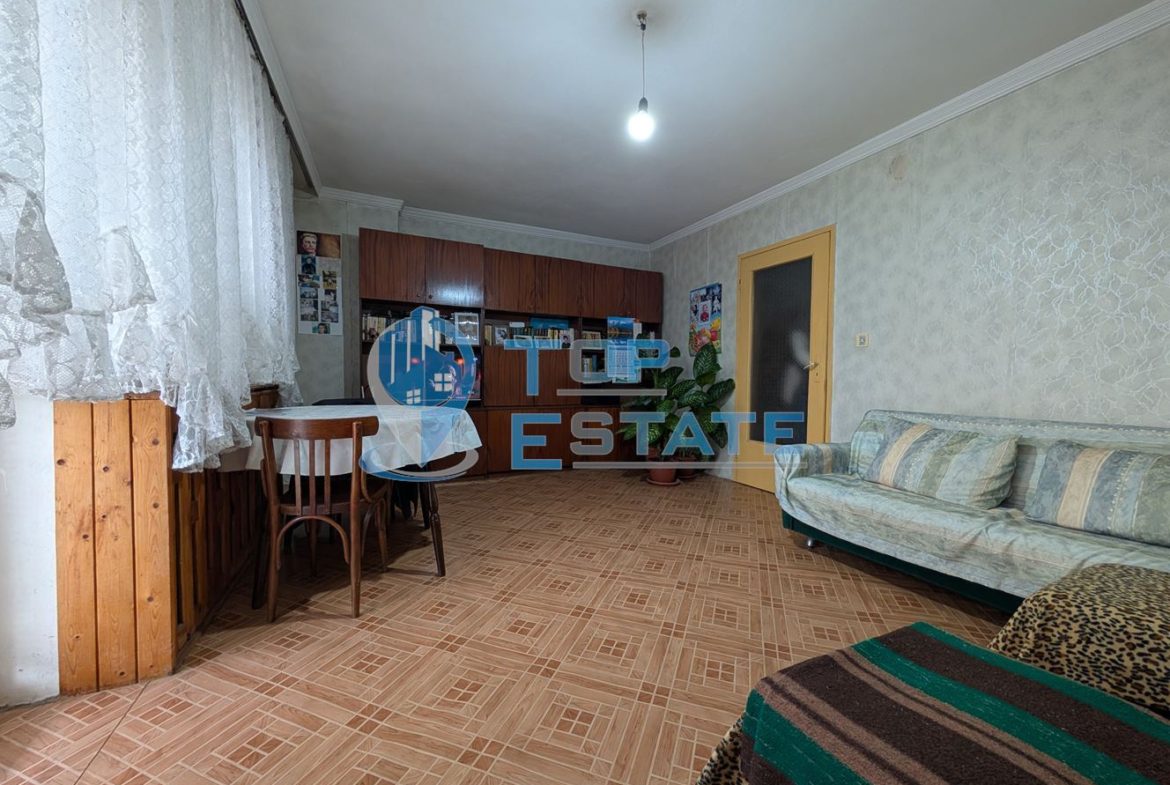 Двуетажна масивна къща в град Стражица - 0