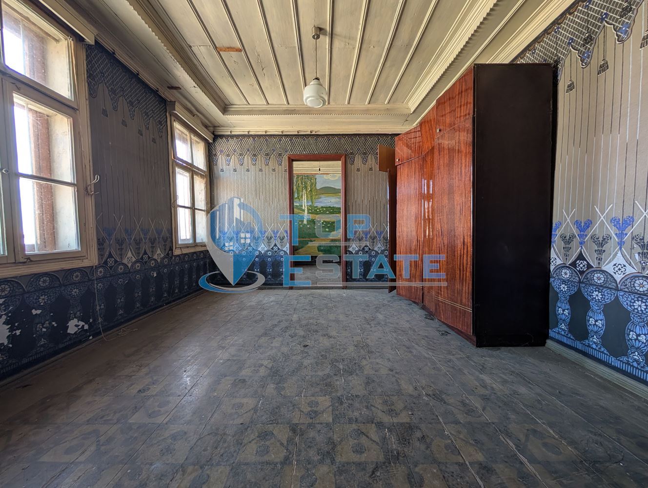 Просторна двуетажна къща в центъра на село Драгижево - 0