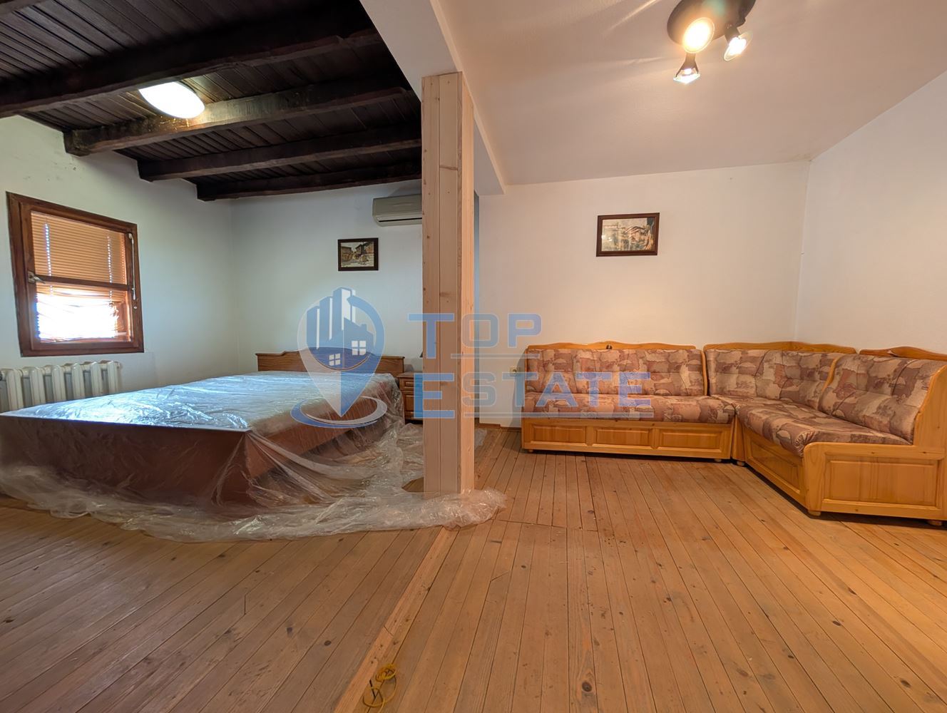 Двуетажна къща във възрожденски стил с кладенец в село Драгижево - 0