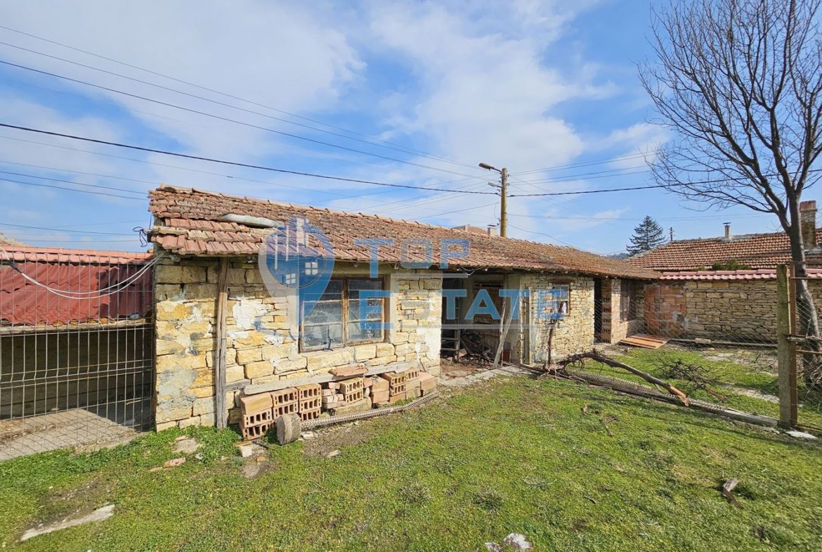 Двуетажна къща с голям двор, кладенец и гараж в село Долна Липница, област Велико Търново - 0