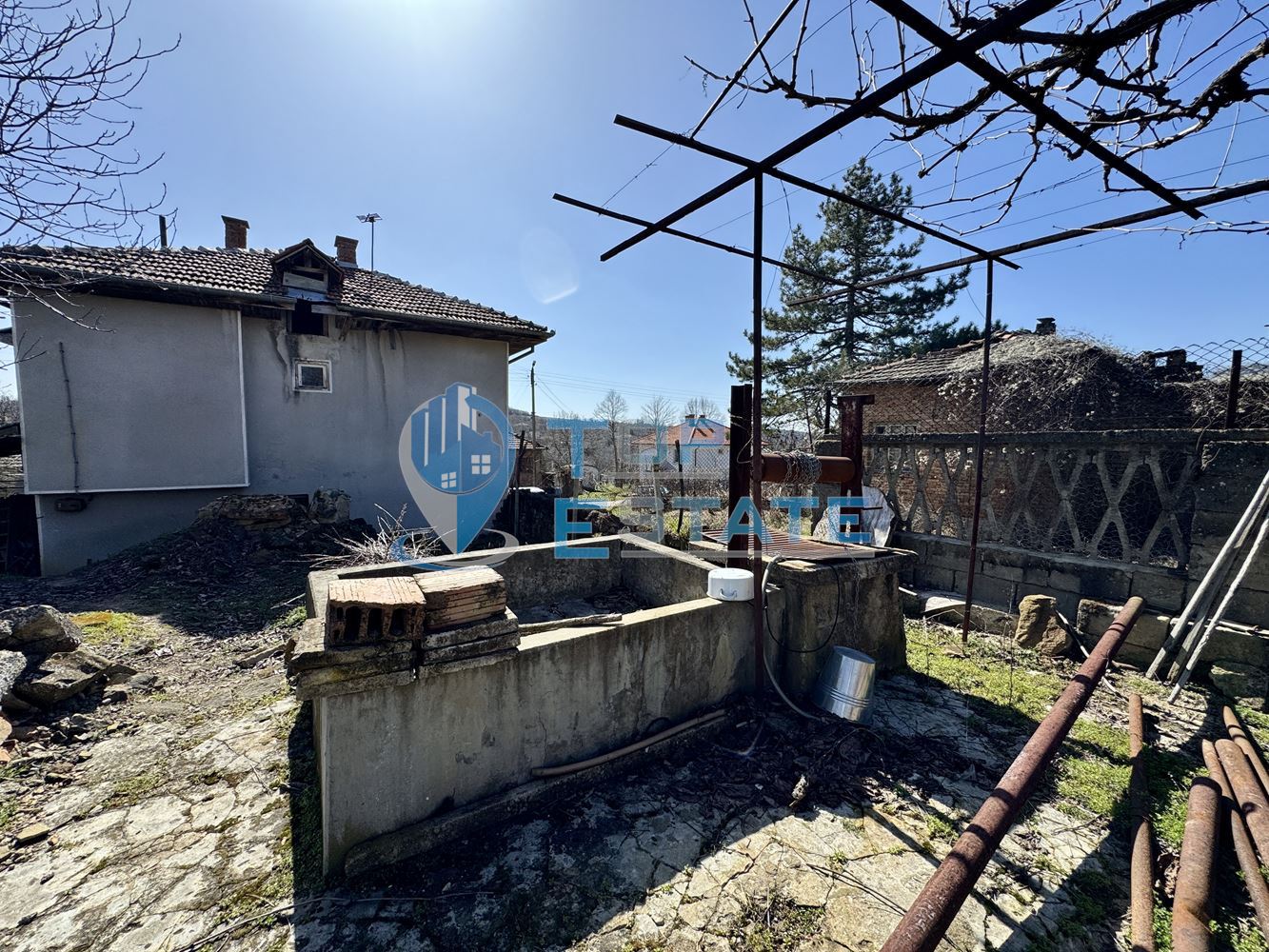 Масивна тухлена къща с кладенец и голям двор в село Ново Градище, област Велико Търново - 0