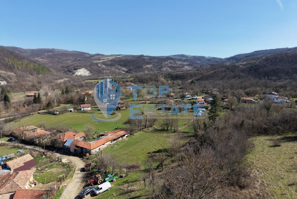 Панорамен парцел с партиди за ток и вода в планинското село Разсоха, област Велико Търново - 0
