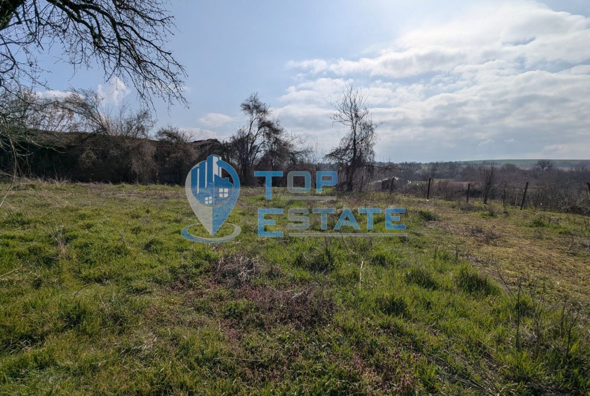 Голям парцел със стара къща и кладенец в с. Благоево, общ. Стражица, обл.В.Търново - 0