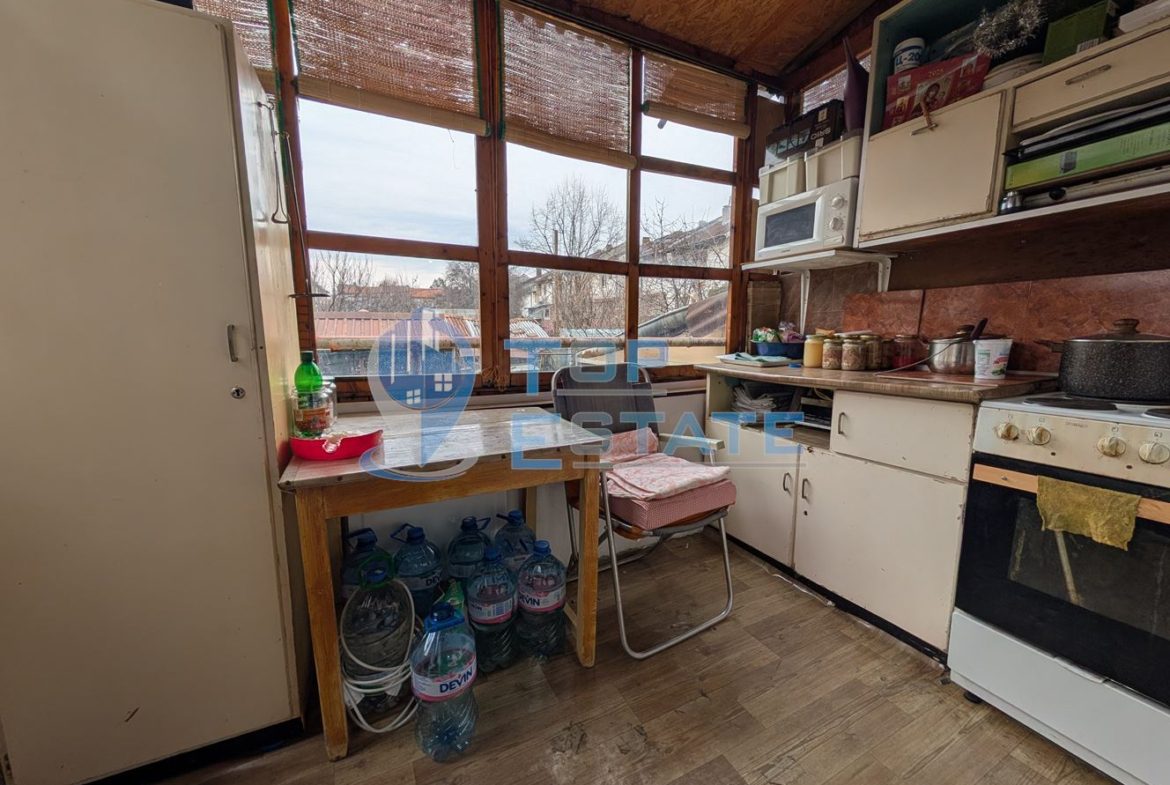 Двуетажна масивна къща в град Стражица - 0