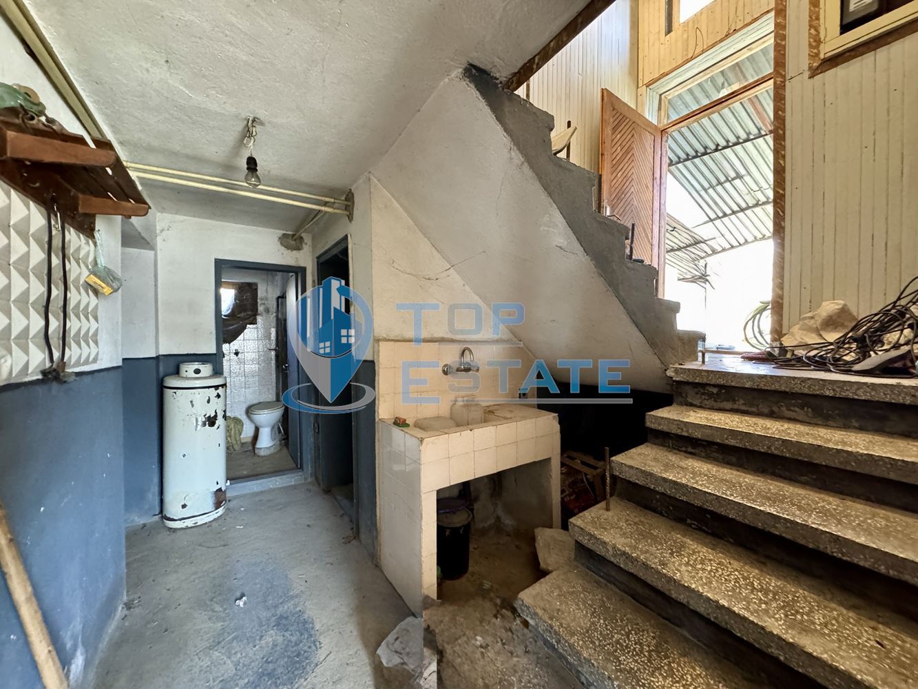 Масивна тухлена къща с кладенец и голям двор в село Ново Градище, област Велико Търново - 0