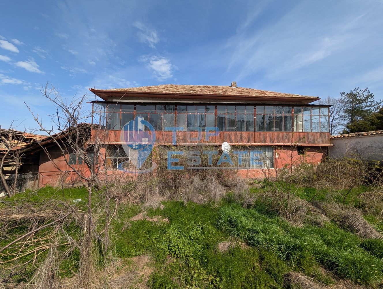 Просторна двуетажна къща в центъра на село Драгижево - 0