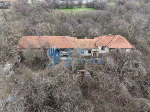 Тухлена къща с голям двор и кладенец в село Първомайци - 0