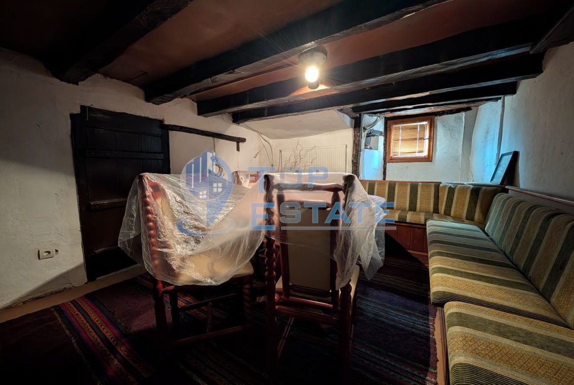 Двуетажна къща във възрожденски стил с кладенец в село Драгижево - 0