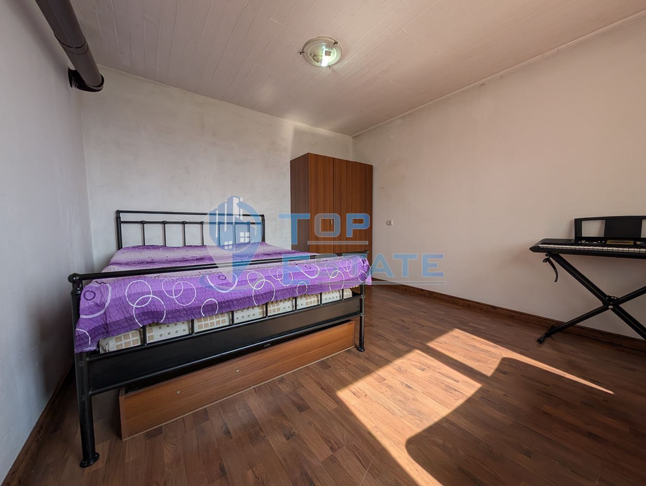 Просторна тухлена къща с кладенец и голям двор в село Раданово - 0