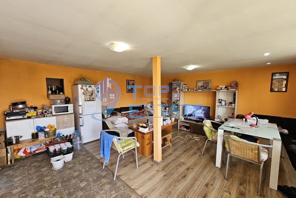 Двуетажна къща с голям двор, кладенец и гараж в село Долна Липница, област Велико Търново - 0