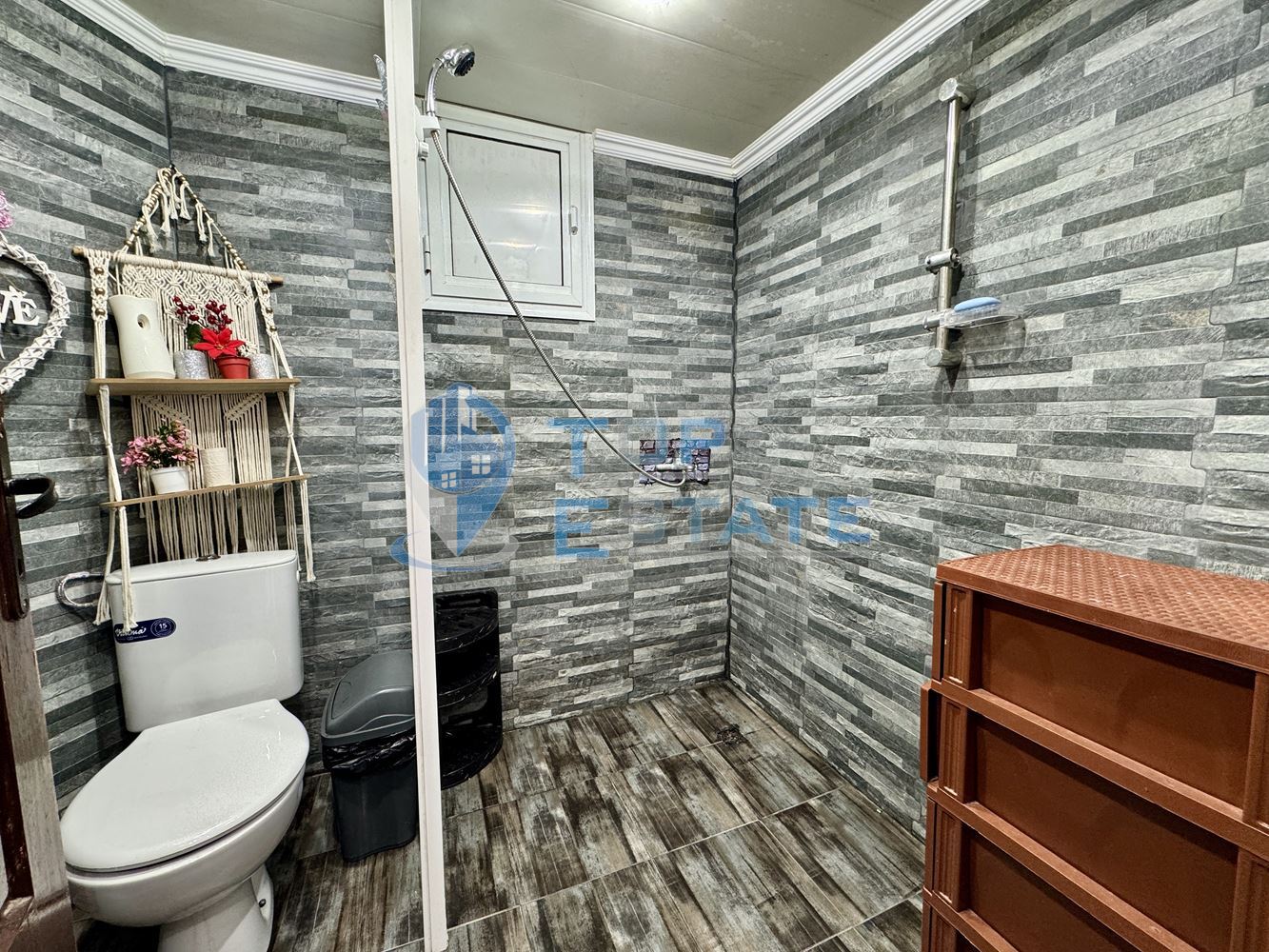 Обзаведена тухлена къща с прекрасен двор в град Полски Тръмбеш, област Велико Търново - 0