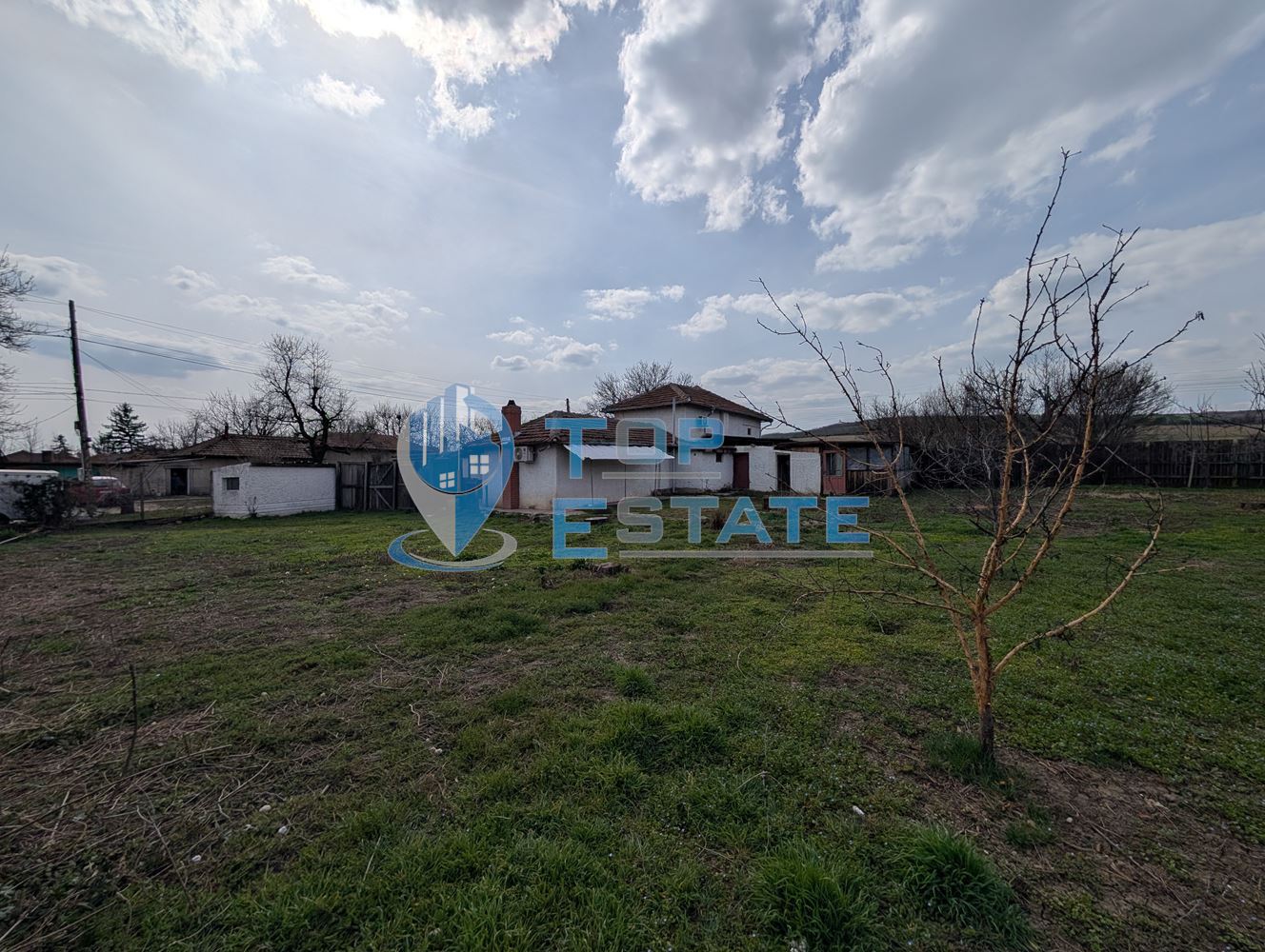 Тухлена къща с гараж и голям двор в село Раданово - 0