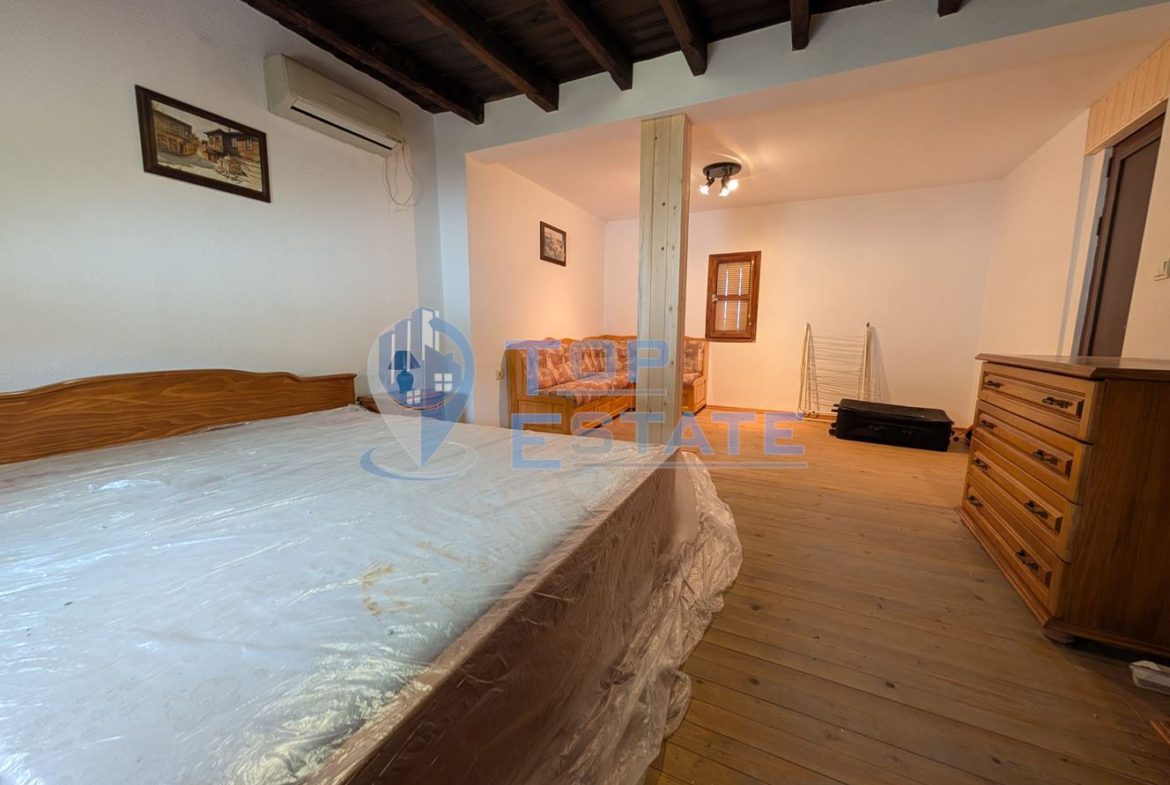 Двуетажна къща във възрожденски стил с кладенец в село Драгижево - 0