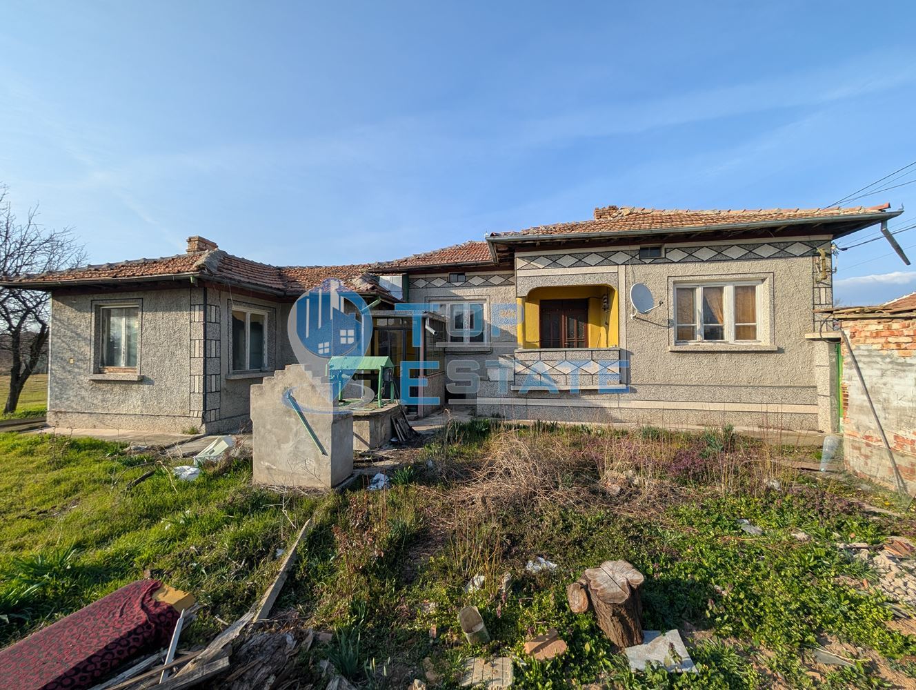 Едноетажна тухлена къща с гараж и кладенец в село Правда - 0