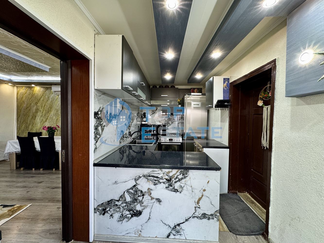 Обзаведена тухлена къща с прекрасен двор в град Полски Тръмбеш, област Велико Търново - 0