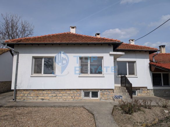 Просторна тухлена къща с кладенец и голям двор в село Раданово - 0