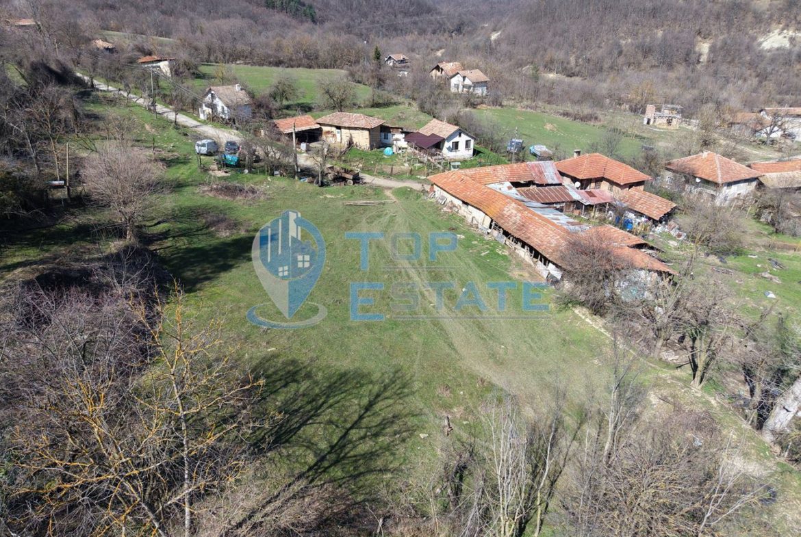 Панорамен парцел с партиди за ток и вода в планинското село Разсоха, област Велико Търново - 0