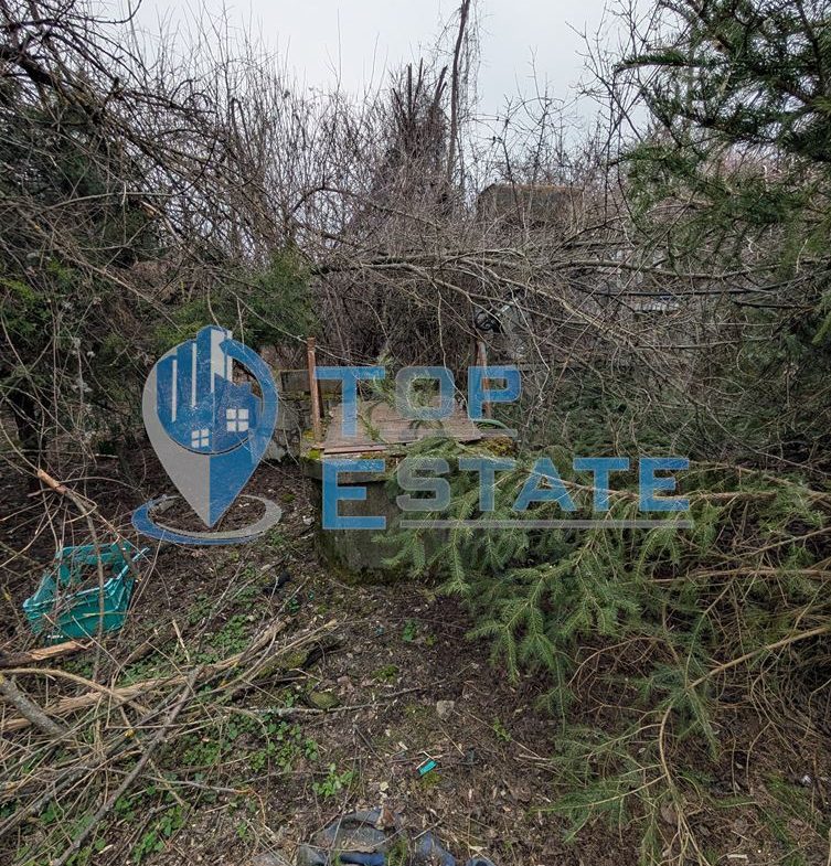 Тухлена къща с голям двор и кладенец в село Първомайци - 0