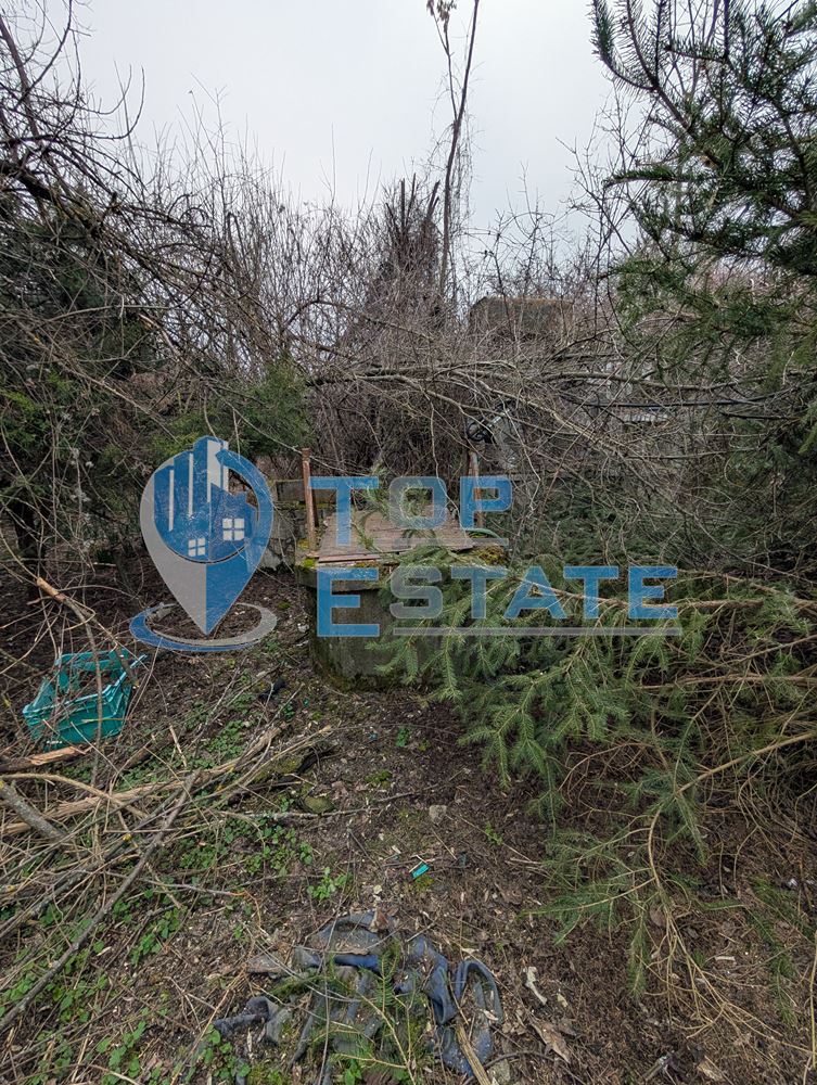 Тухлена къща с голям двор и кладенец в село Първомайци - 0