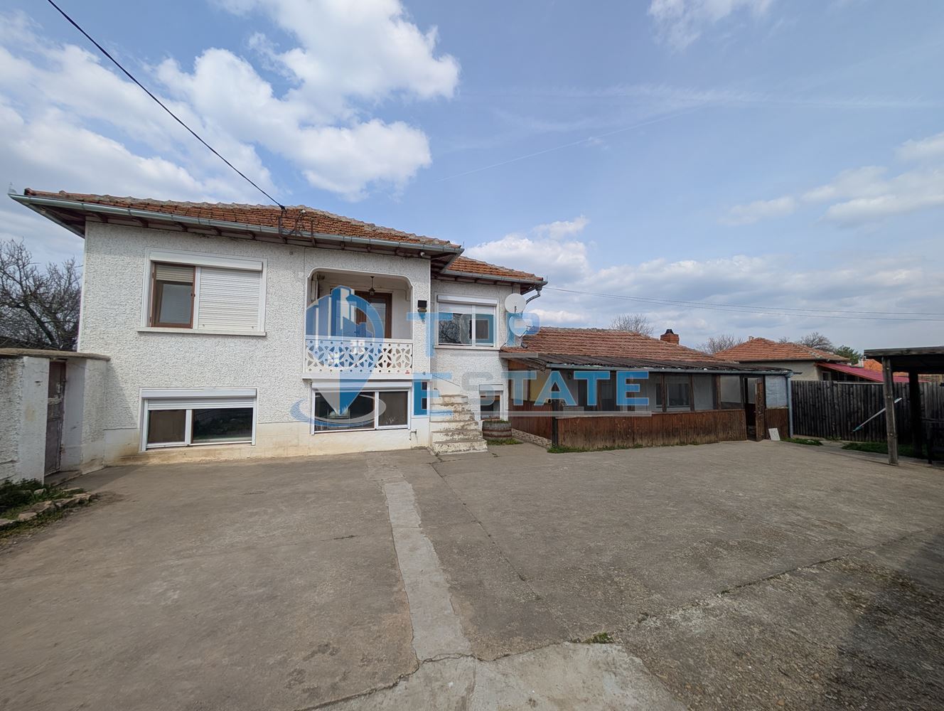 Тухлена къща с гараж и голям двор в село Раданово - 0