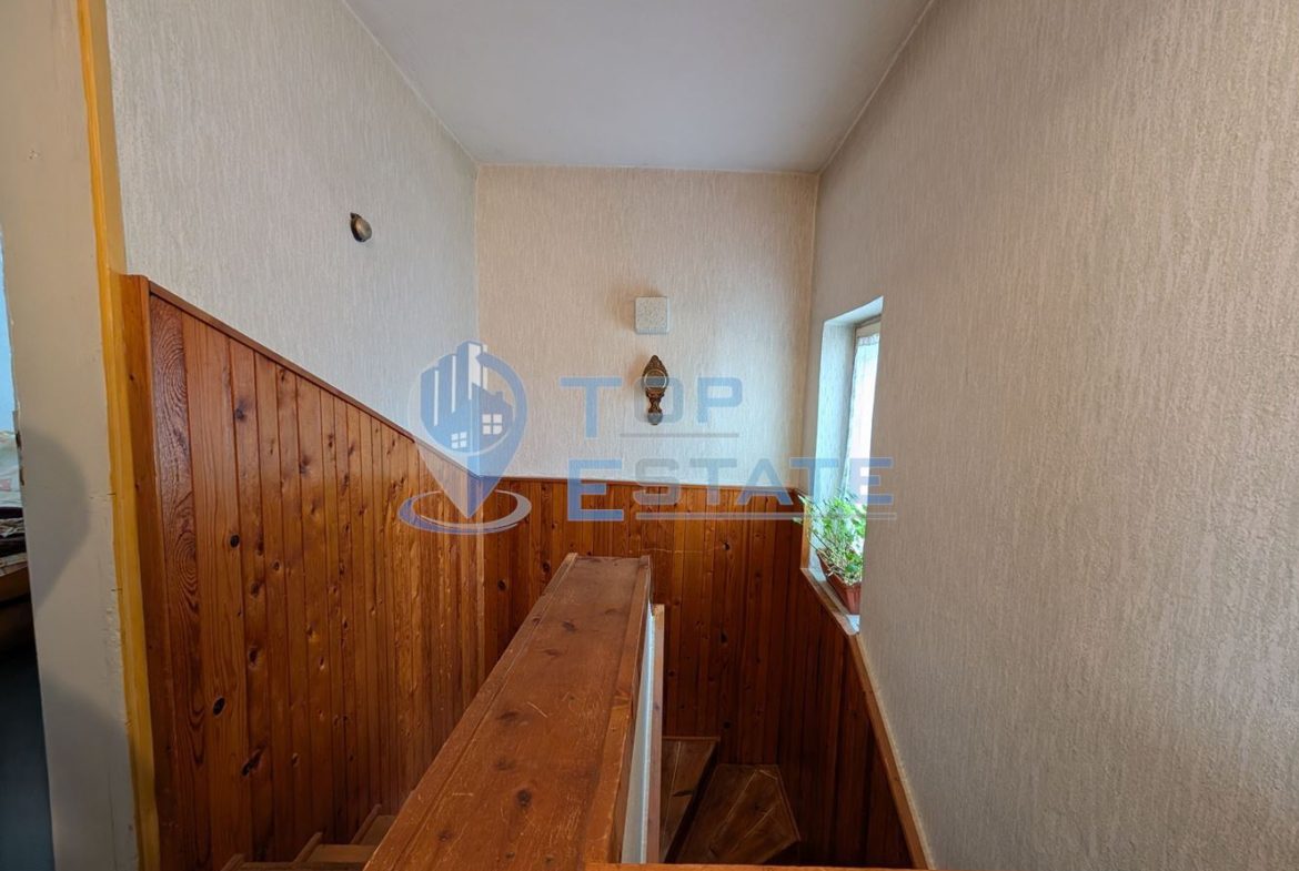 Двуетажна масивна къща в град Стражица - 0