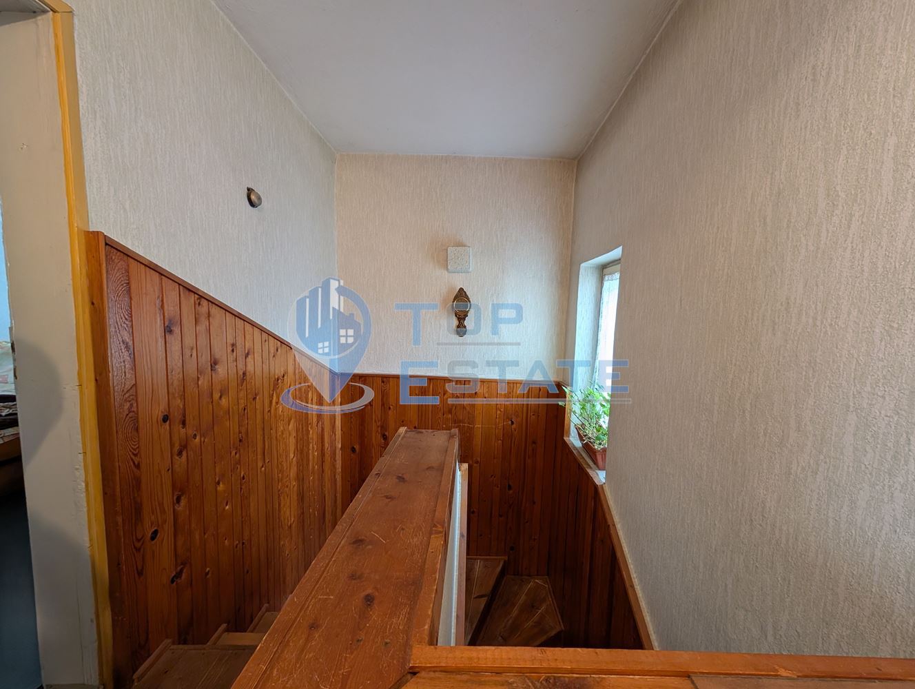 Двуетажна масивна къща в град Стражица - 0