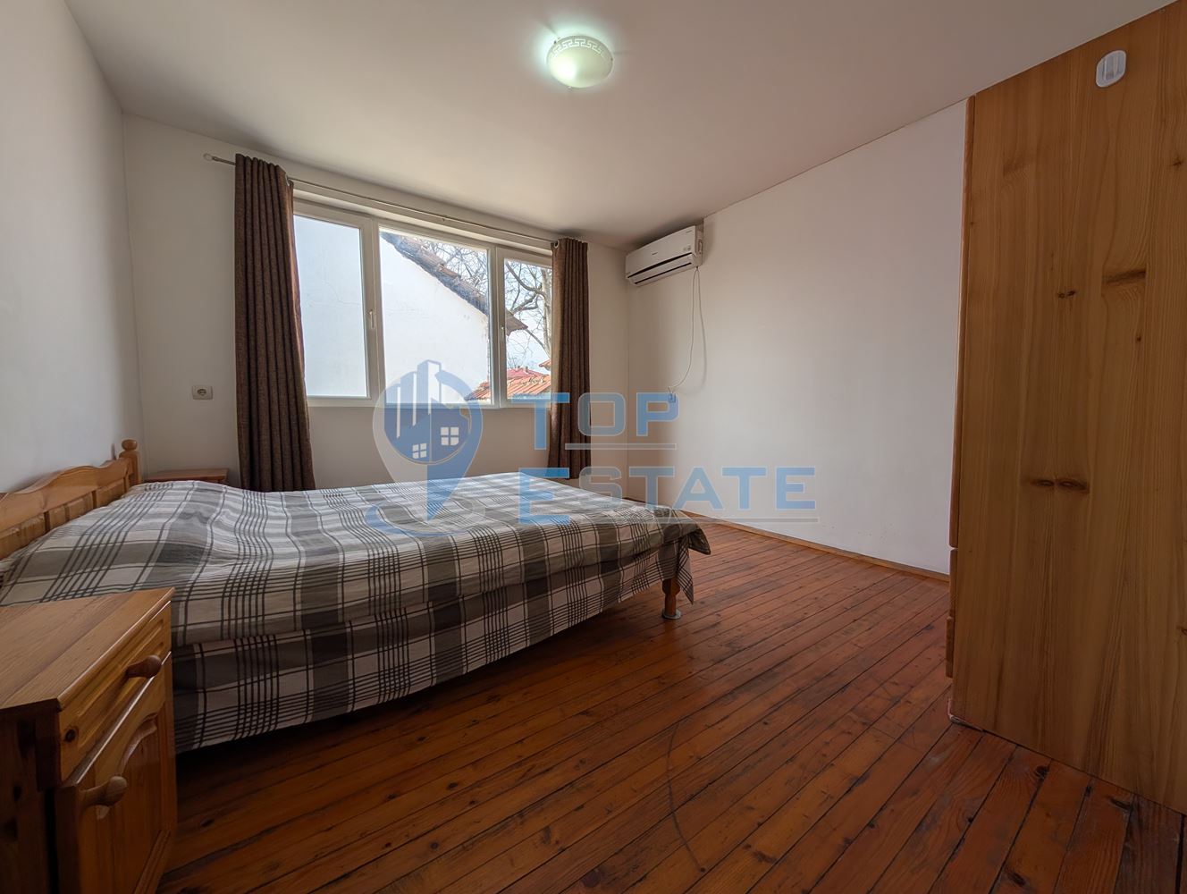 Просторна тухлена къща с кладенец и голям двор в село Раданово - 0