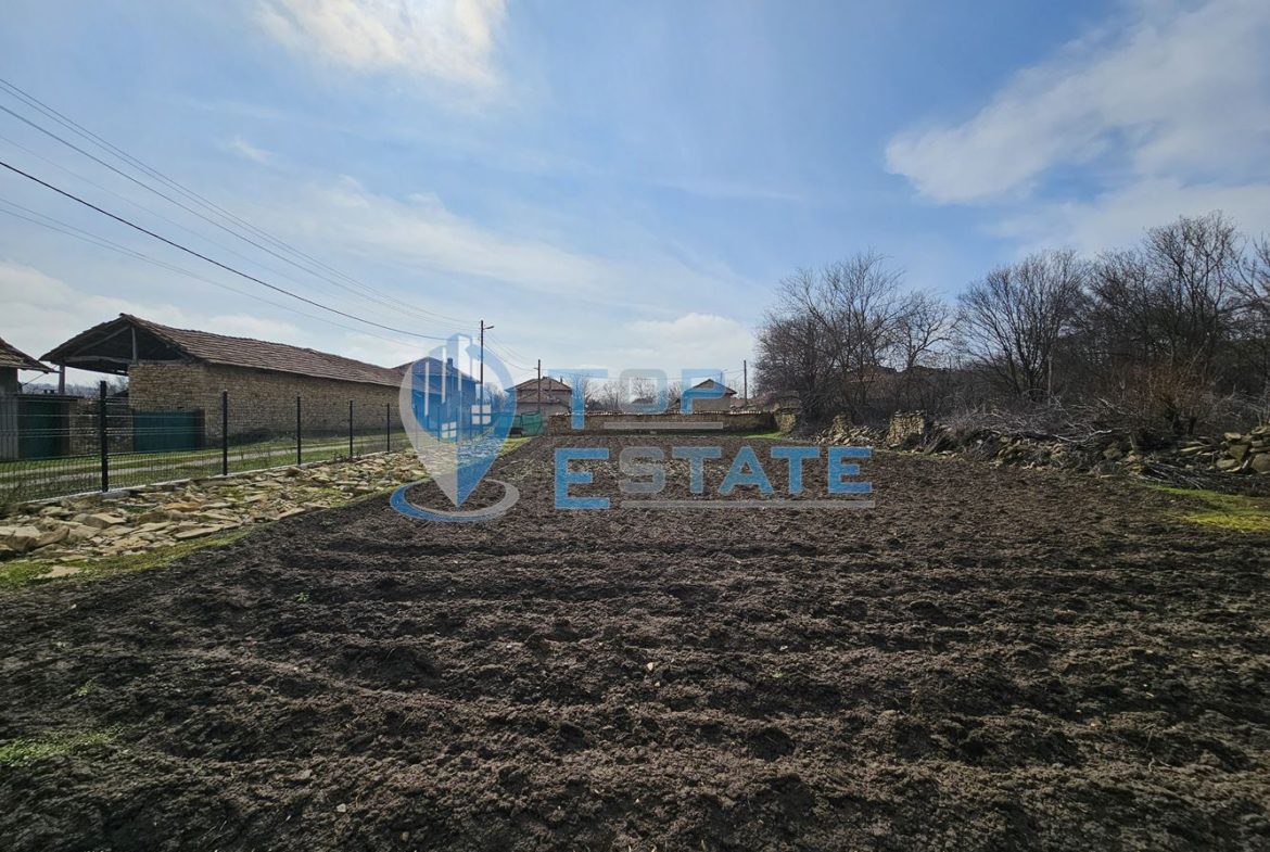 Двуетажна къща с голям двор, кладенец и гараж в село Долна Липница, област Велико Търново - 0