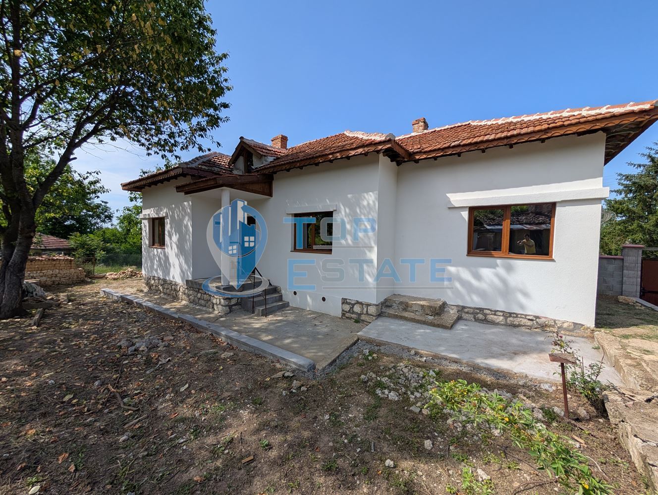 Едноетажна реновирана тухлена къща с голям двор в село Русаля - 0