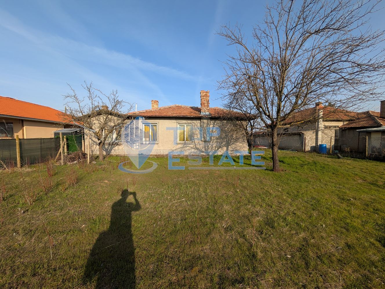 Едноетажна тухлена къща с гараж и кладенец в село Правда - 0