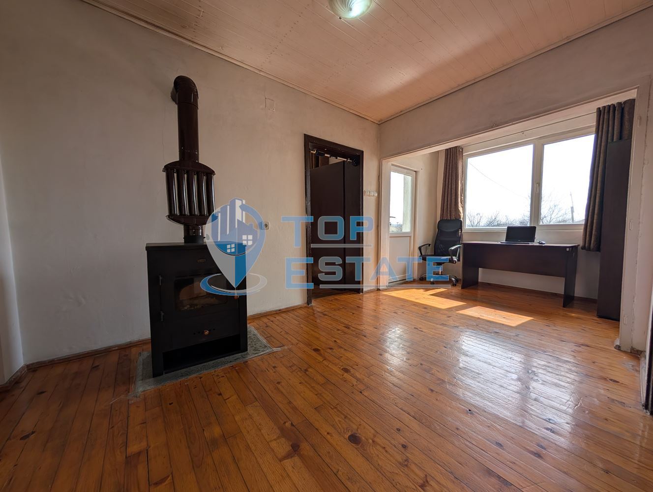 Просторна тухлена къща с кладенец и голям двор в село Раданово - 0