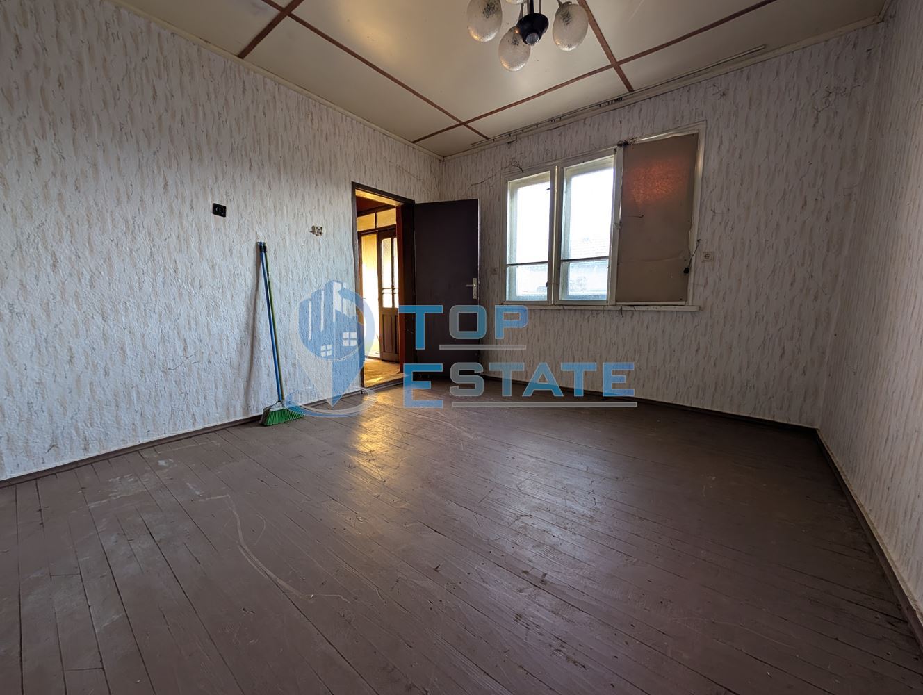 Едноетажна тухлена къща с гараж и кладенец в село Правда - 0