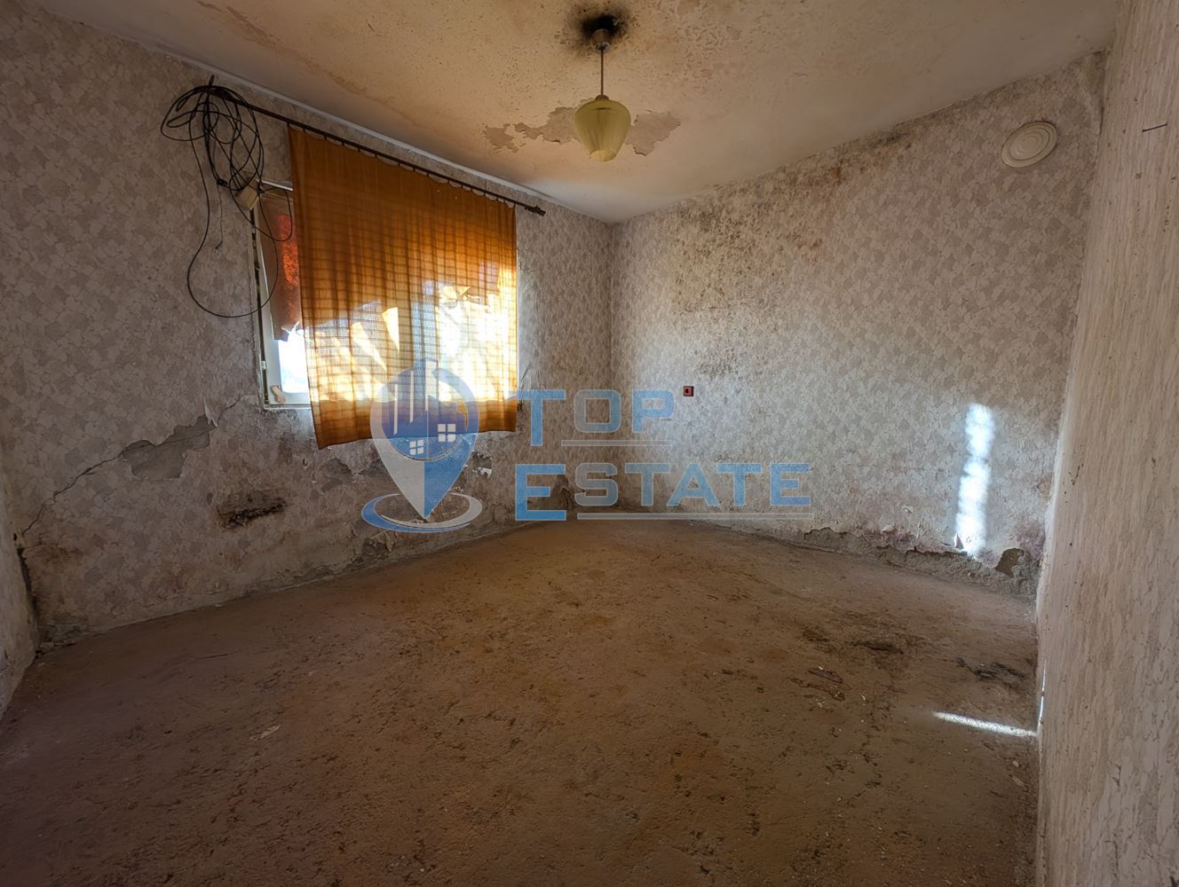 Едноетажна тухлена къща с гараж и кладенец в село Правда - 0