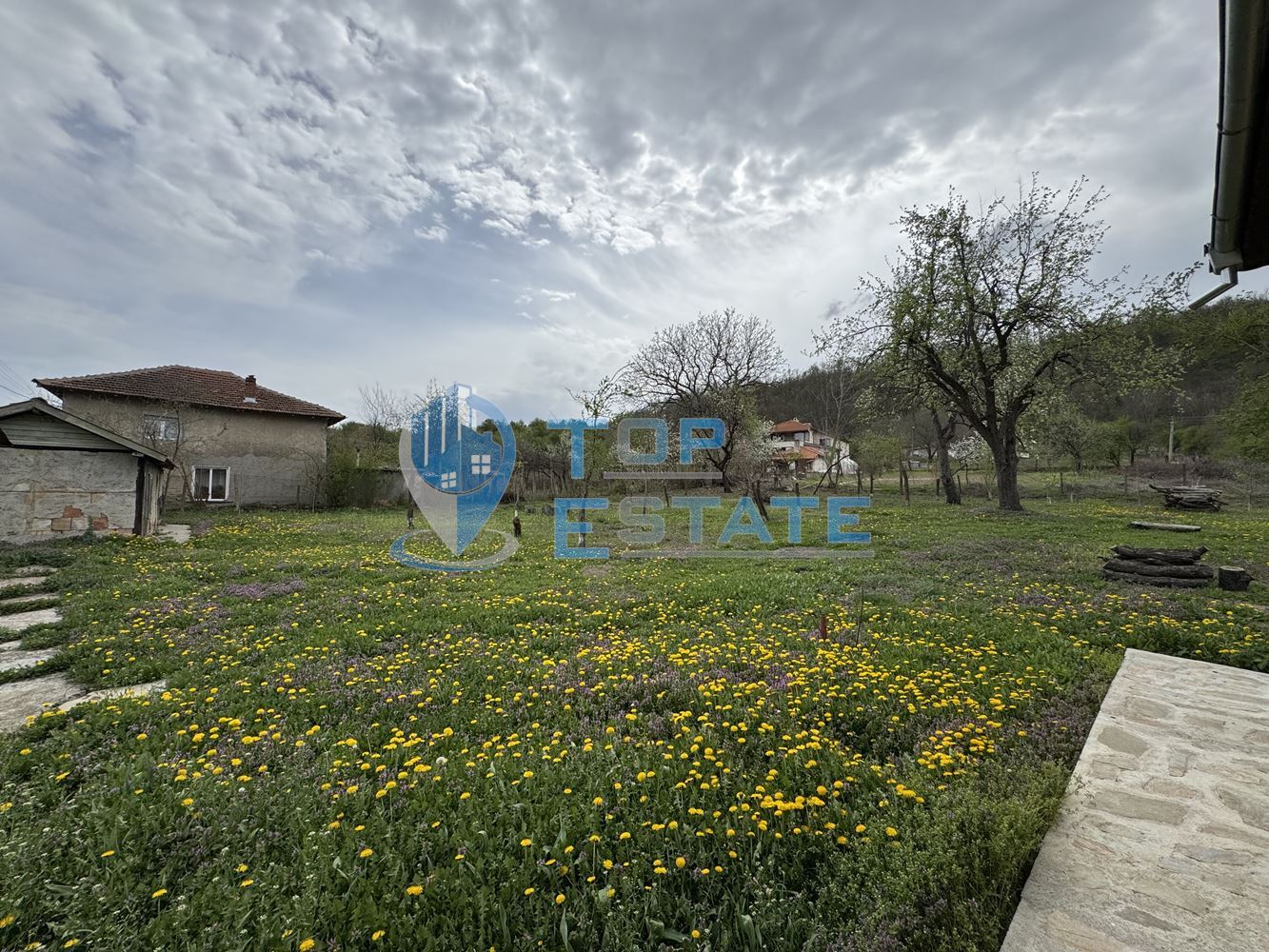 Къща с кладенец и допълнителна постройка в село Пчелище, област Велико Търново - 0