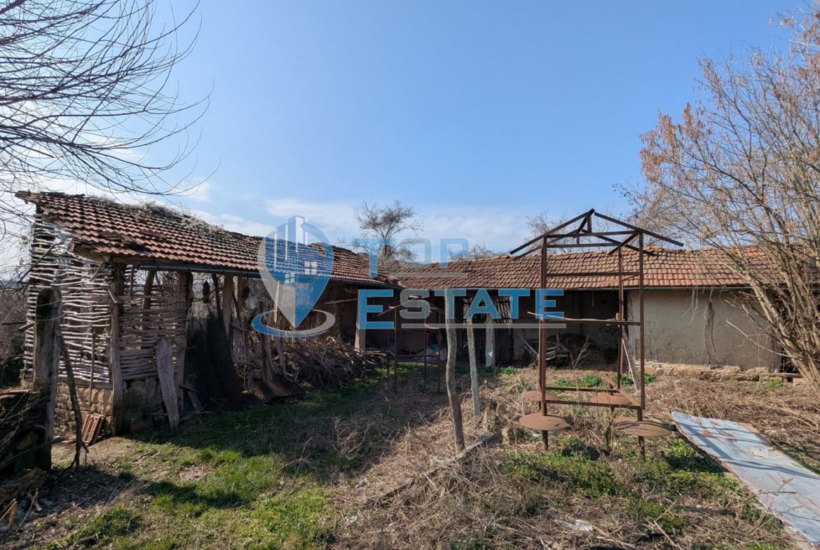 Голям парцел със стара къща и кладенец в с. Благоево, общ. Стражица, обл.В.Търново - 0