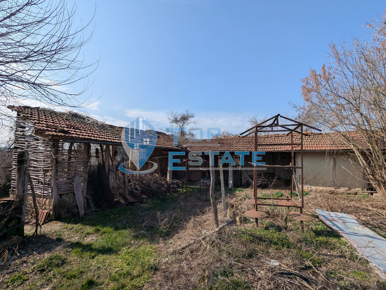 Голям парцел със стара къща и кладенец в с. Благоево, общ. Стражица, обл.В.Търново - 0