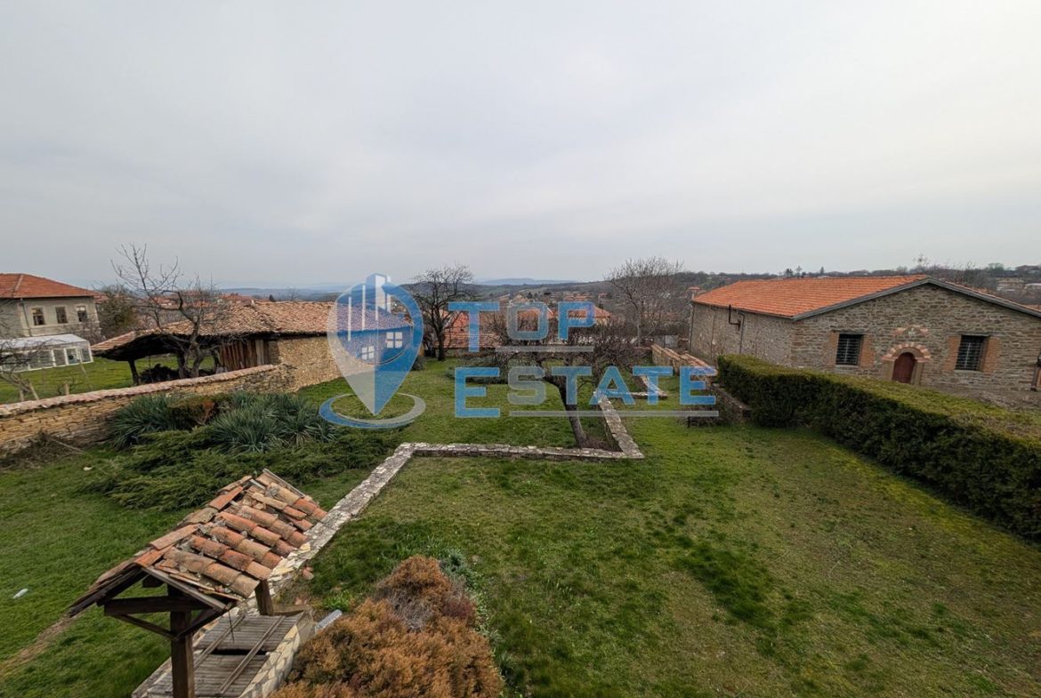 Двуетажна къща във възрожденски стил с кладенец в село Драгижево - 0